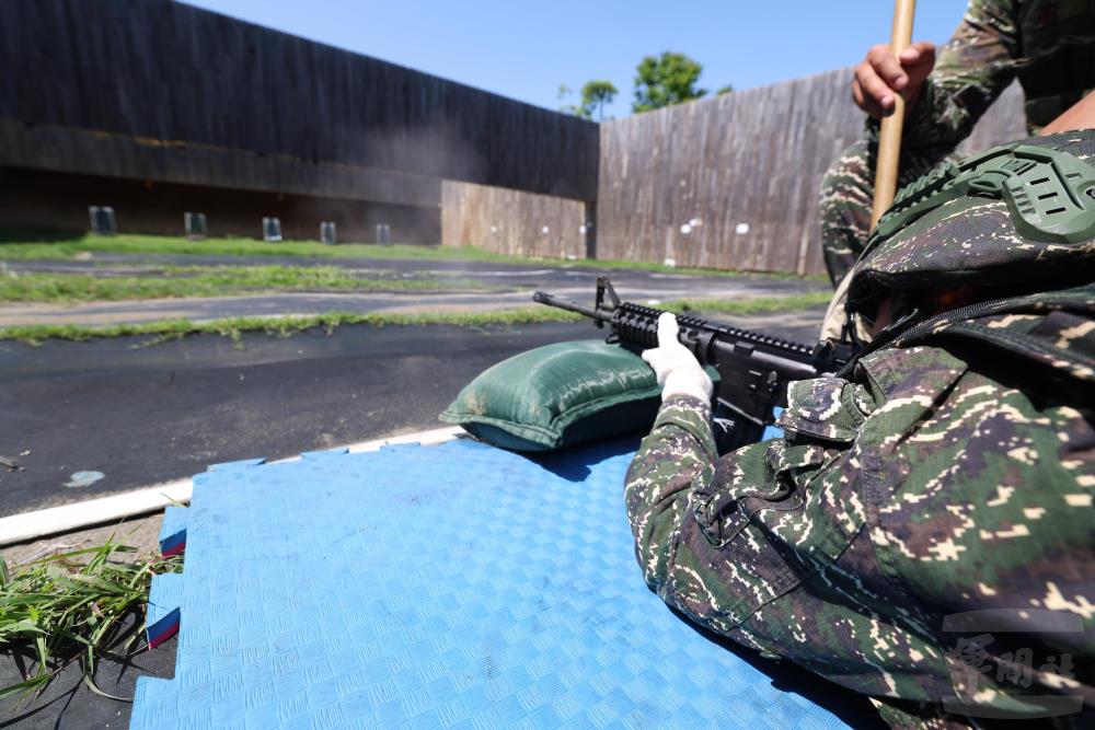 「海軍勇士挑戰營」學員進行M4步槍射擊體驗。（軍聞社記者林澤廷攝）