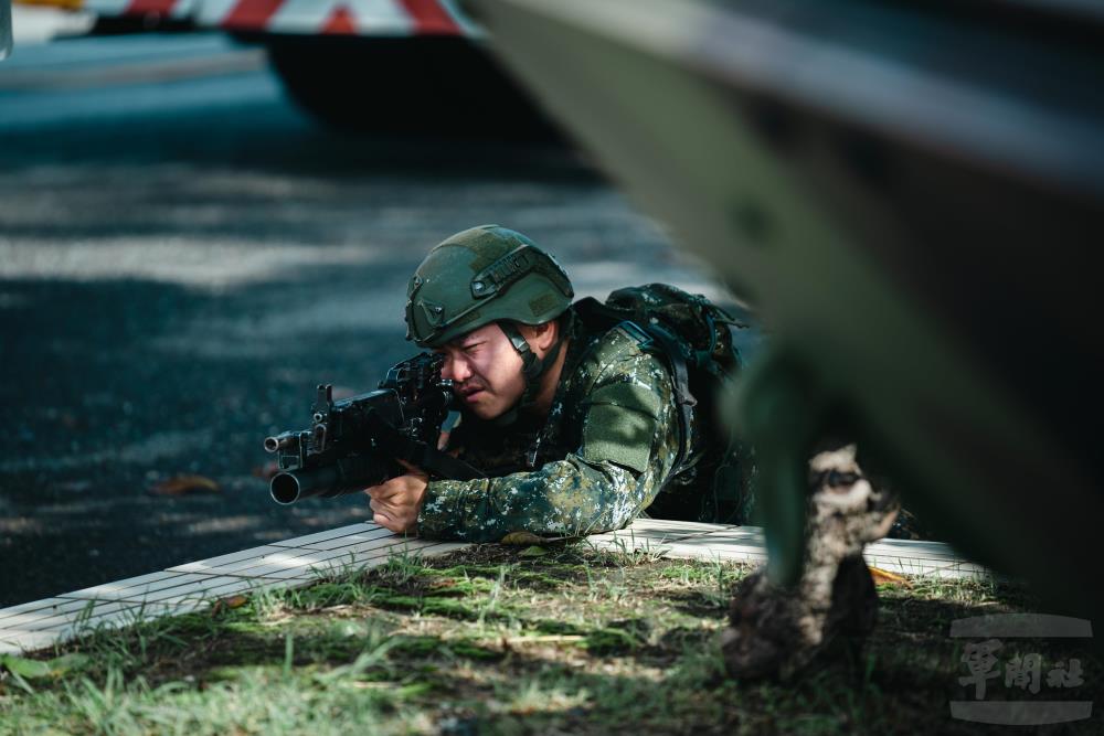 官兵於港口周遭戒護，防止敵軍滲透或突入。（軍聞社記者林庭暉攝）