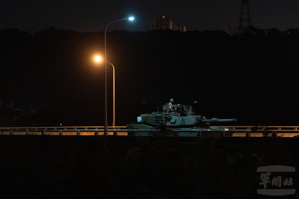 藉實兵、實地、實車方式驗證道路橋梁通行能力。（軍聞社記者陳彥樺攝）