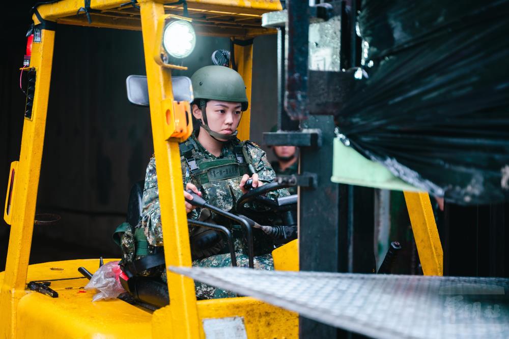 官兵駕駛堆高機，將彈藥送上歐翼車。（軍聞社記者林庭暉攝）