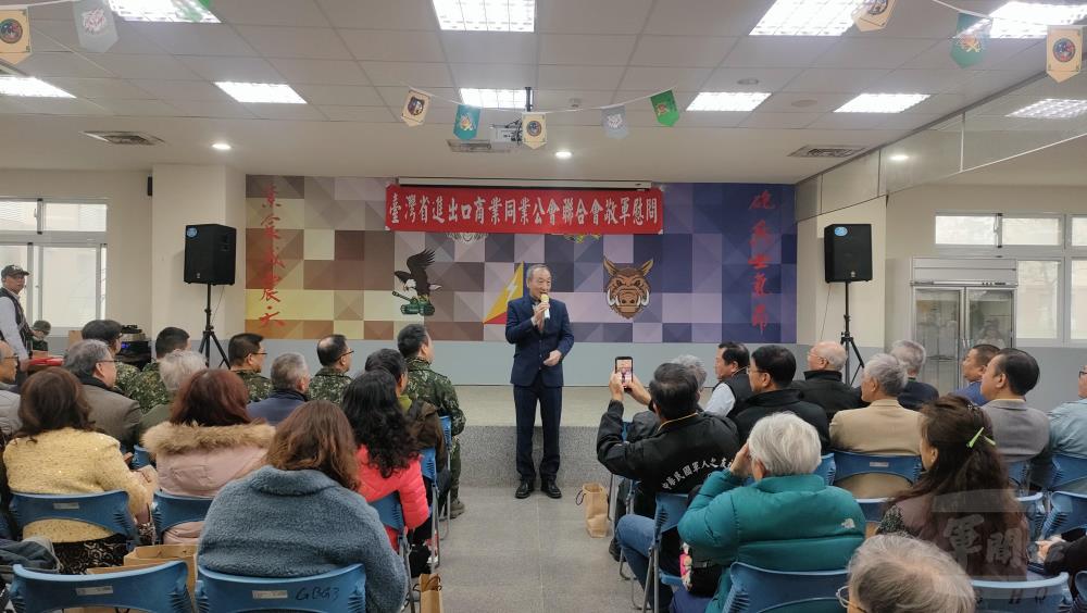 王理事長感謝官兵年堅守崗位、肩負戰備重任，是社會安定最堅實的力量。（軍人之友社提供）