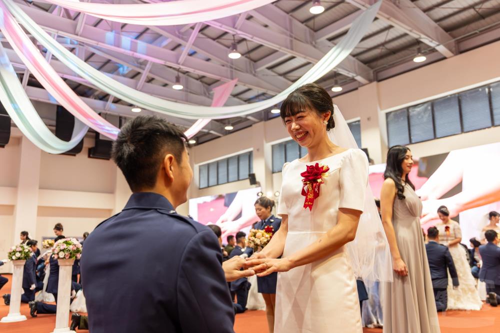 新人們互相宣誓、交換信物。（軍聞社記者蔡枋澐攝）