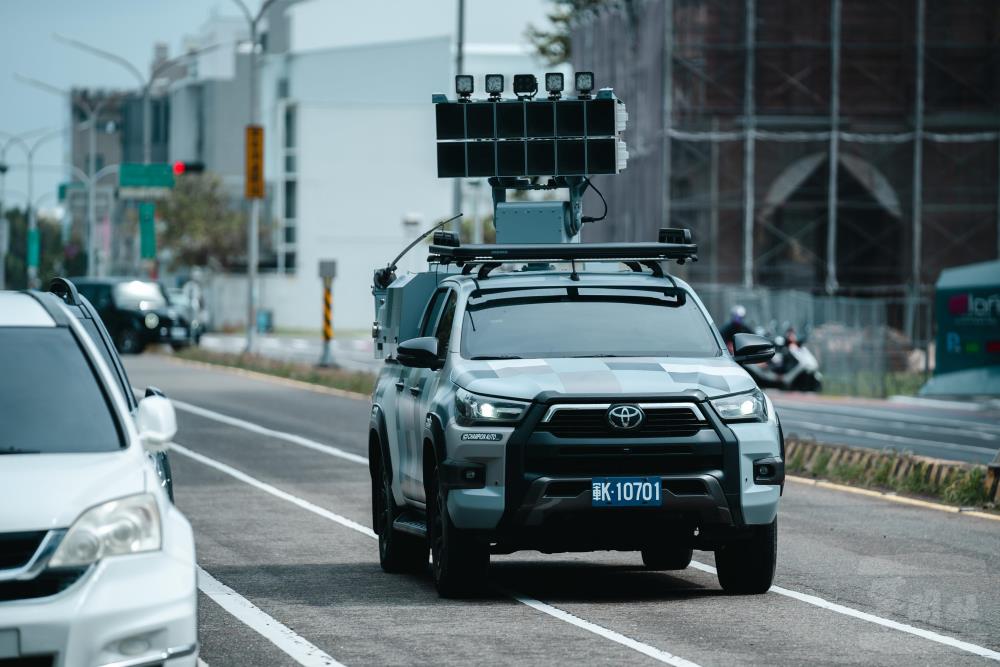 心戰特遣隊新式野戰喊話車機動至戰術位置。（軍聞社記者林庭暉攝）