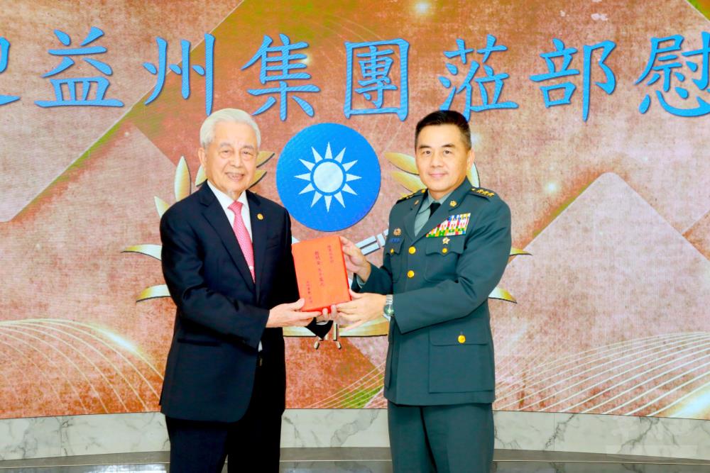 敬軍團慰問陸軍司令部。（軍友社提供）