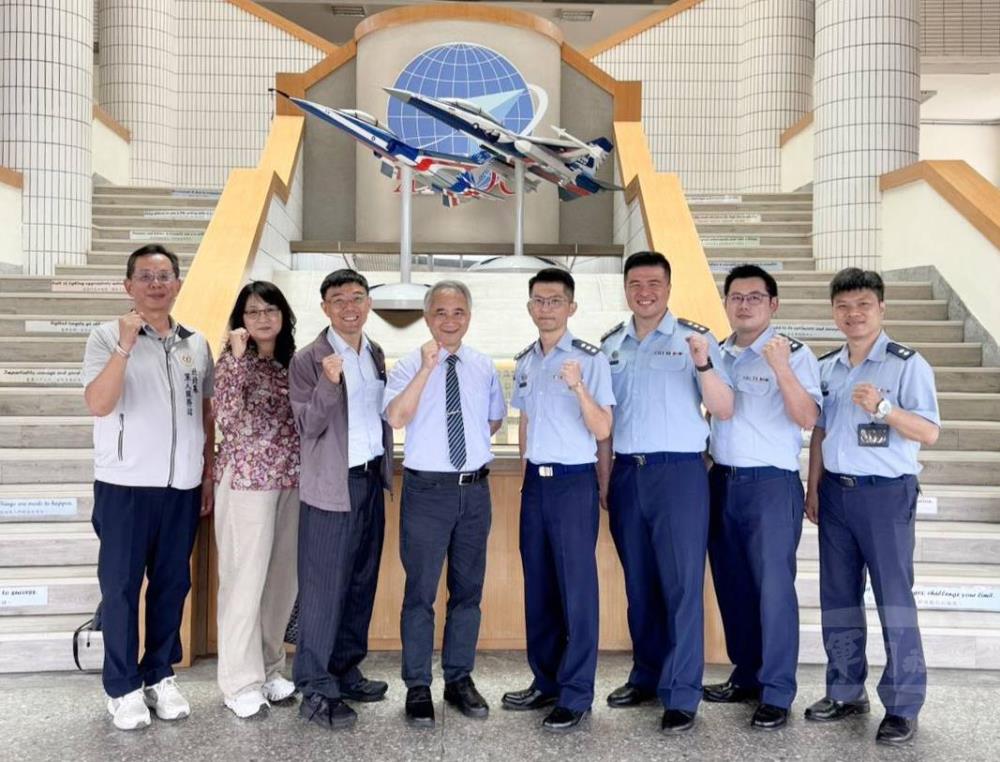 敬軍團參訪空軍航空科技研究發展中心。（新北市軍人服務站提供）