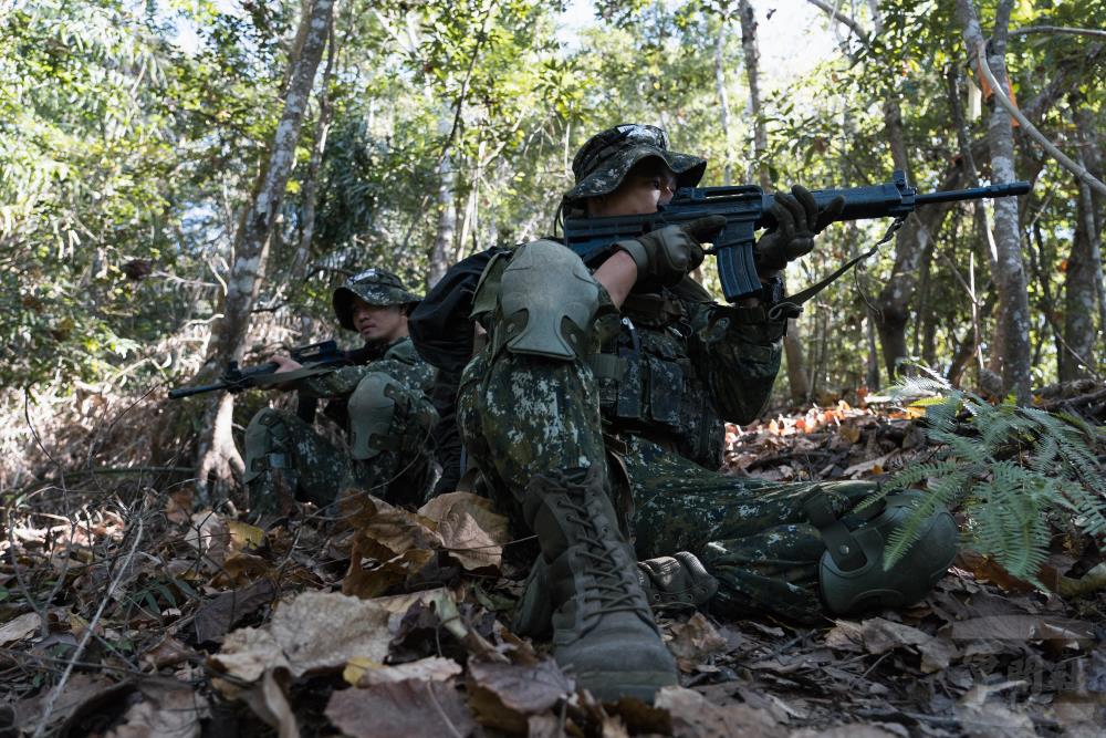 學員實施警戒。（軍聞社記者李恬恬攝）