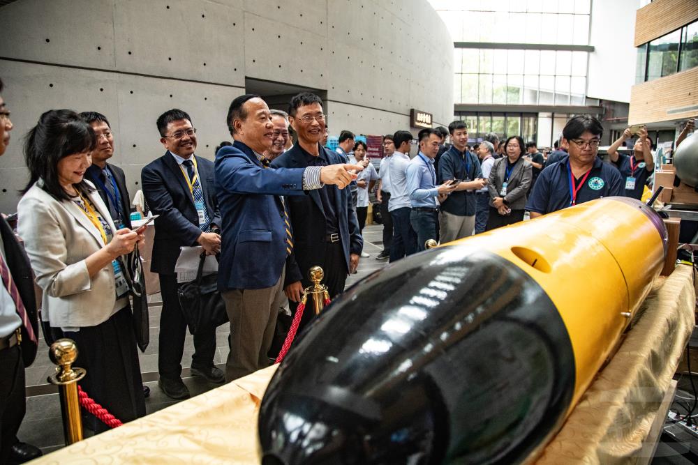 海軍官校展示水下無人載具研發成果。（軍聞社記者王茗生攝）