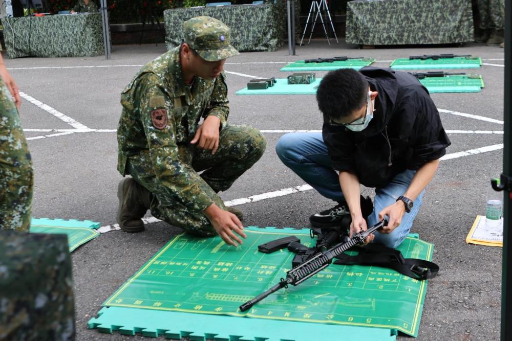 召員實施專長鑑定，確認對裝備之熟稔程度，以利後續訓練規劃。（第四作戰區提供）