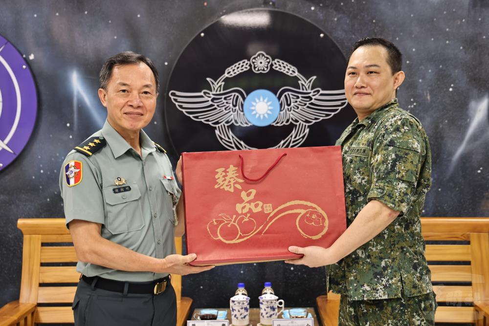 鍾副部長代表部長慰問部隊，致贈禮盒。（青年日報提供）