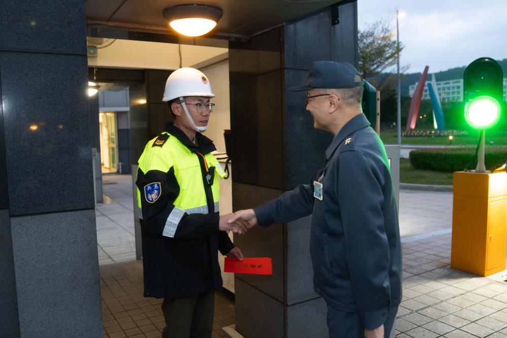 孫主任親切與官兵寒暄。（軍聞社記者文仁攝）