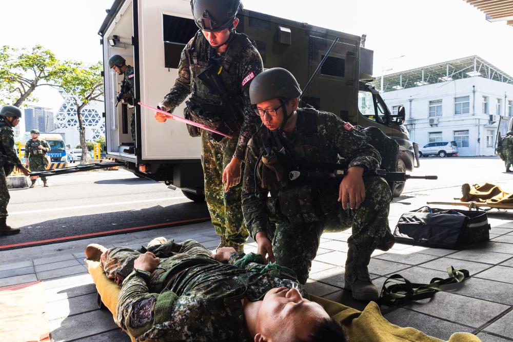 四支部衛生營與333旅聯兵2營救護組進行傷情交接。（軍聞社記者林澤廷攝）