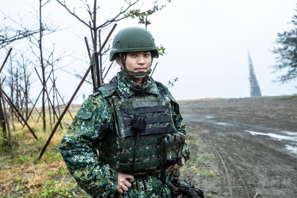 煙幕連連長林上尉表示，煙幕部隊透過實戰化訓練，使官兵熟稔裝備操作及戰場環境。（軍聞社記者王茗生攝）