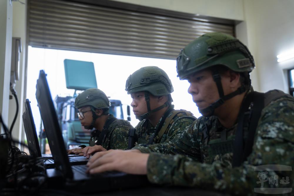 官兵操控鷹眼雷達系統以持續接收空中情資。（軍聞社記者文仁攝）