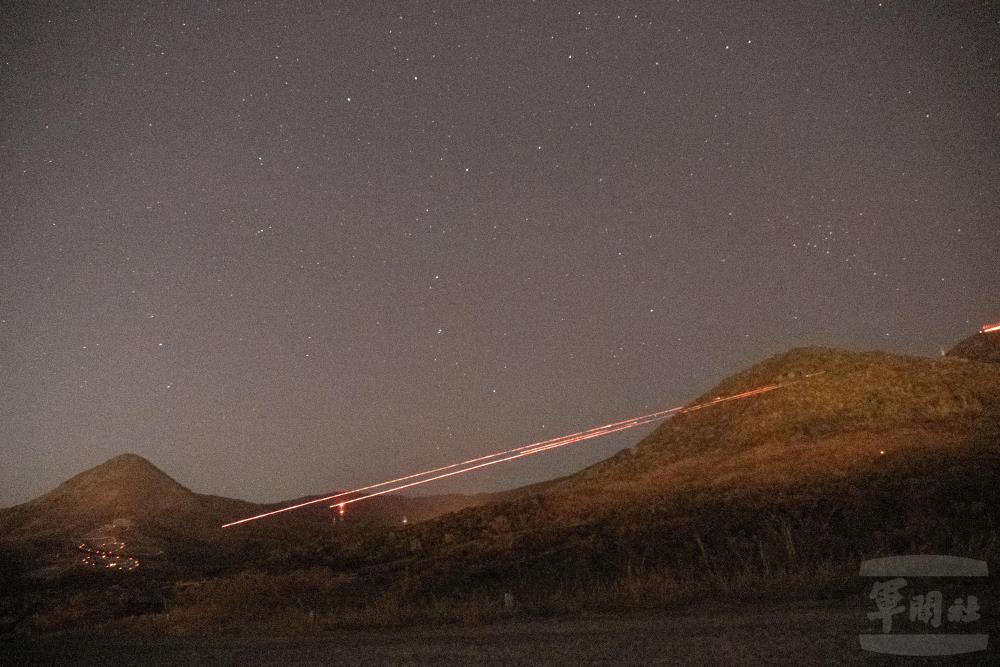 OH-58D射擊50機槍，於夜空中拖曳出一道光軌。（軍聞社記者林庭暉攝）