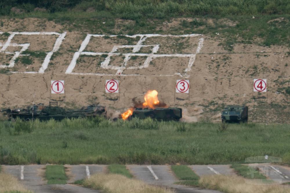 投彈式無人機於預定高度鎖定目標，精準投擲6吋尾翼穩定高爆穿甲彈。（軍聞社記者陳彥樺攝）