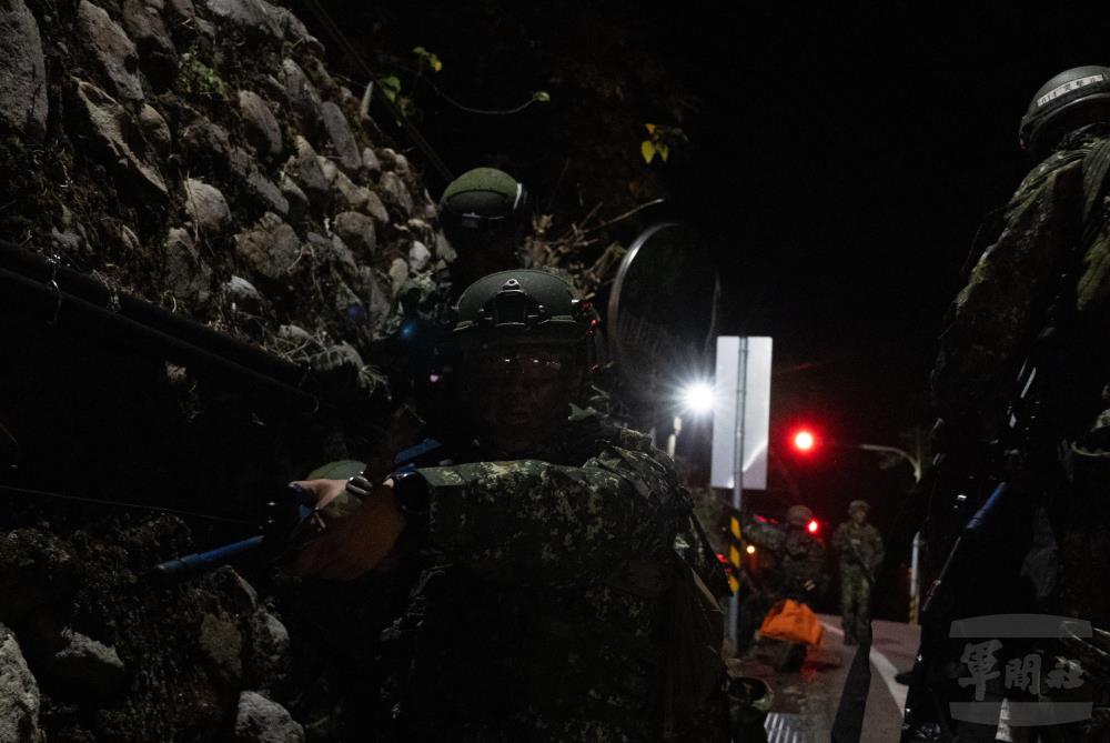 學員迅速完成警戒部署。（軍聞社記者李恬恬攝）