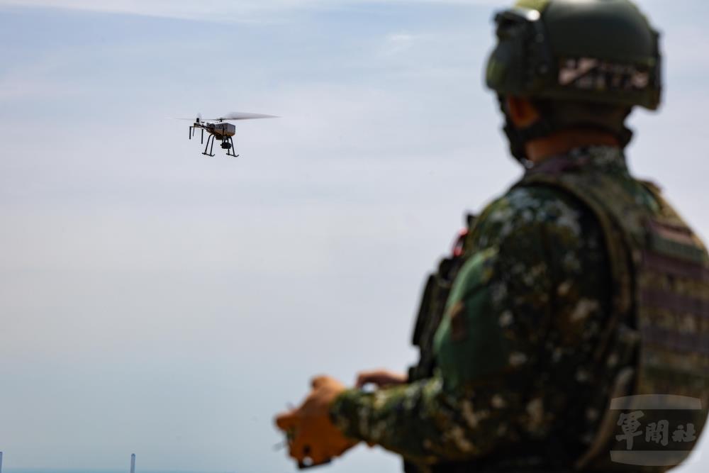 目獲型無人機實施空中偵察。（軍聞社記者吳柏融攝）