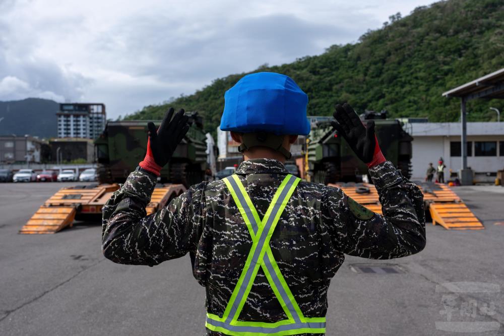 陸戰隊官兵執行AAV7兩棲突擊車下板作業。（軍聞社記者吳東昇攝）