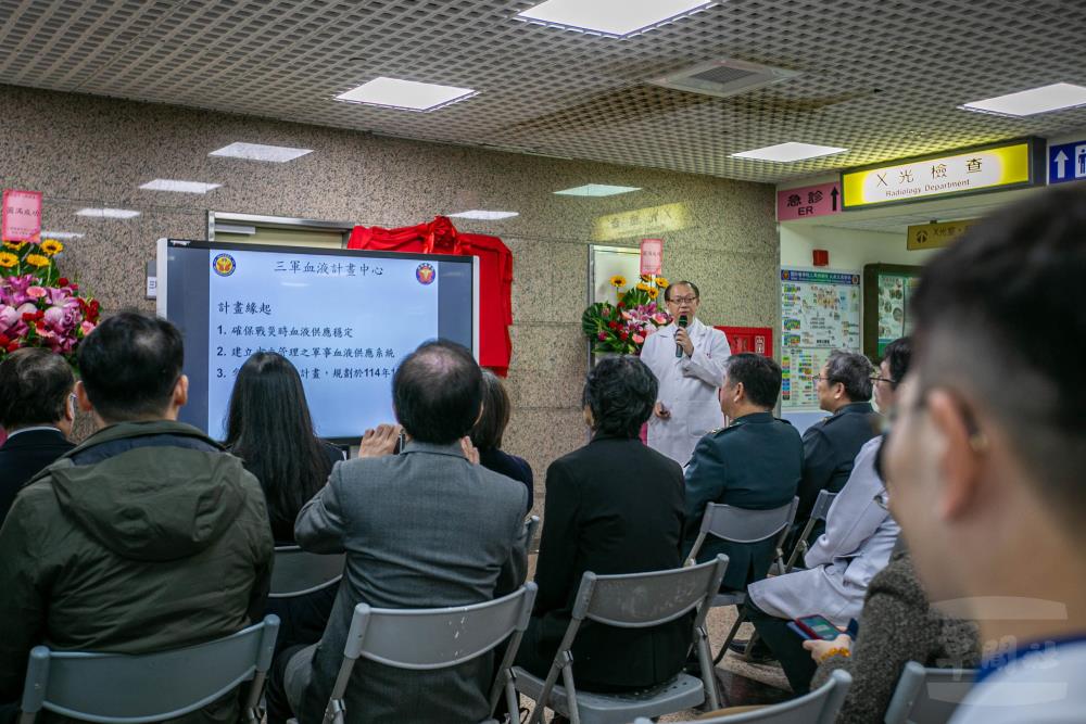 病理部商部主任介紹三軍血液計畫中心及其計畫推動重點。（軍聞社記者尤昱翔攝）