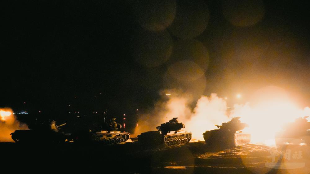金防部夜間聯合實彈射擊　綿密火網阻殲進犯之敵