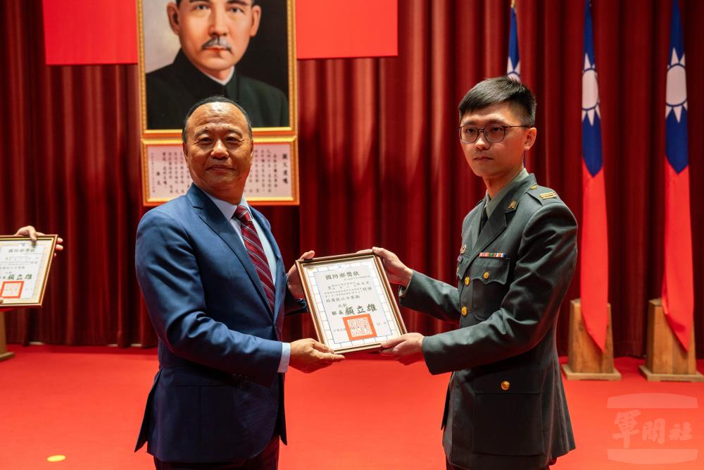 柏副部長頒發績優學員獎狀。（軍聞社記者吳東昇攝）