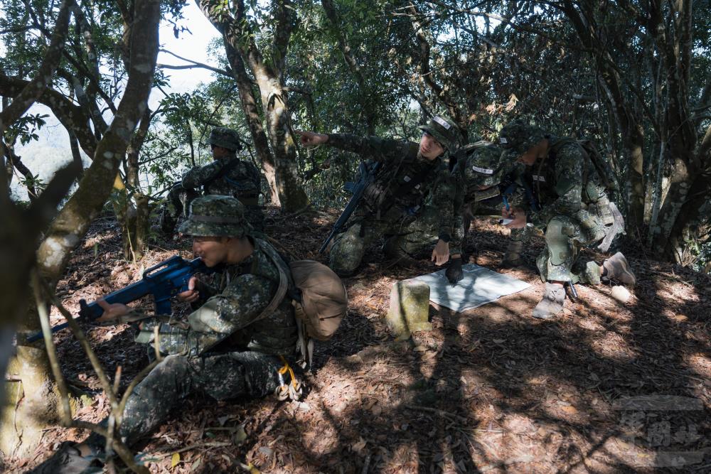 學員運用地圖、指北針判定方位。（軍聞社記者李恬恬攝）