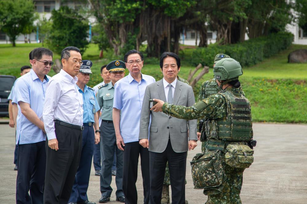 幹部向賴總統說明「部隊覺知應用套件」運用情形。（軍聞社記者王進福攝）