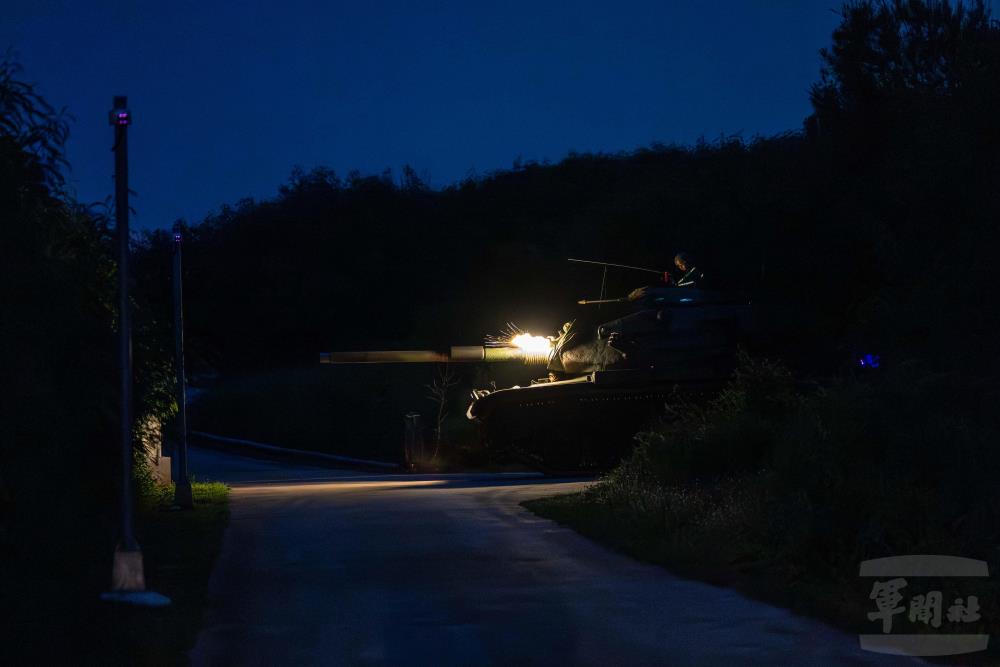 M240機槍實施火力壓制。（軍聞社記者蔡枋澐攝）