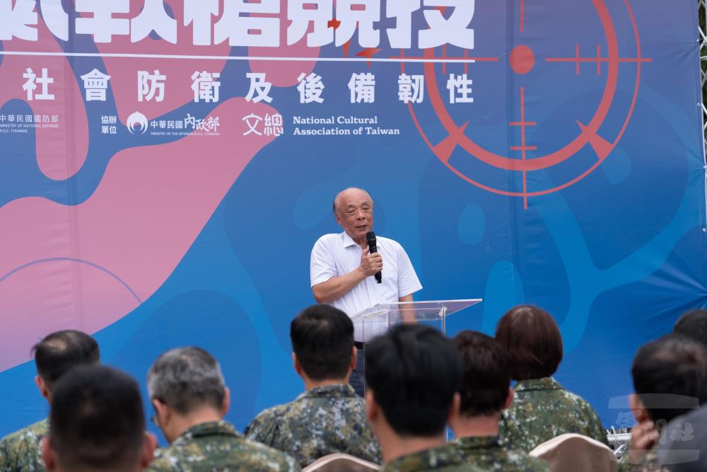 中華民國全民國防教育協會理事長廖英熙贊助比賽各項禮品，表達對活動的支持。（軍聞社記者呂尚俞攝）