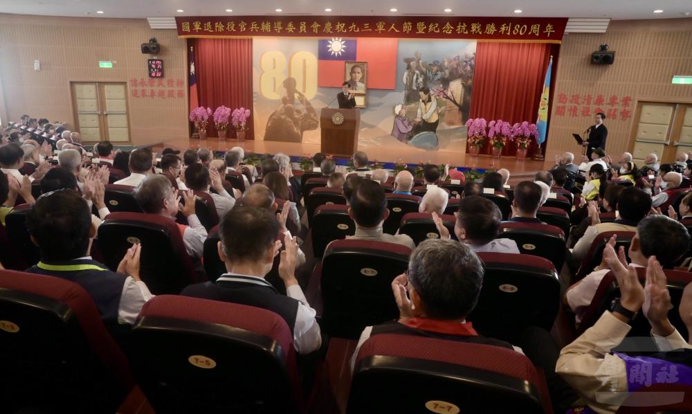 嚴主委勉勵後世不忘初心，堅守自由與正義的價值。（輔導會提供）