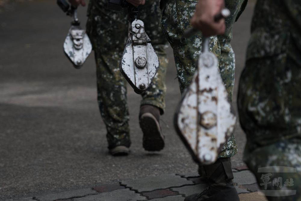 學員手持滑輪，朝信心塔前進。（軍聞社記者李恬恬攝）