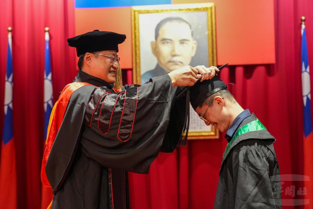 林校長為大學部畢業生代表撥穗。（軍聞社記者陳傳奇攝）