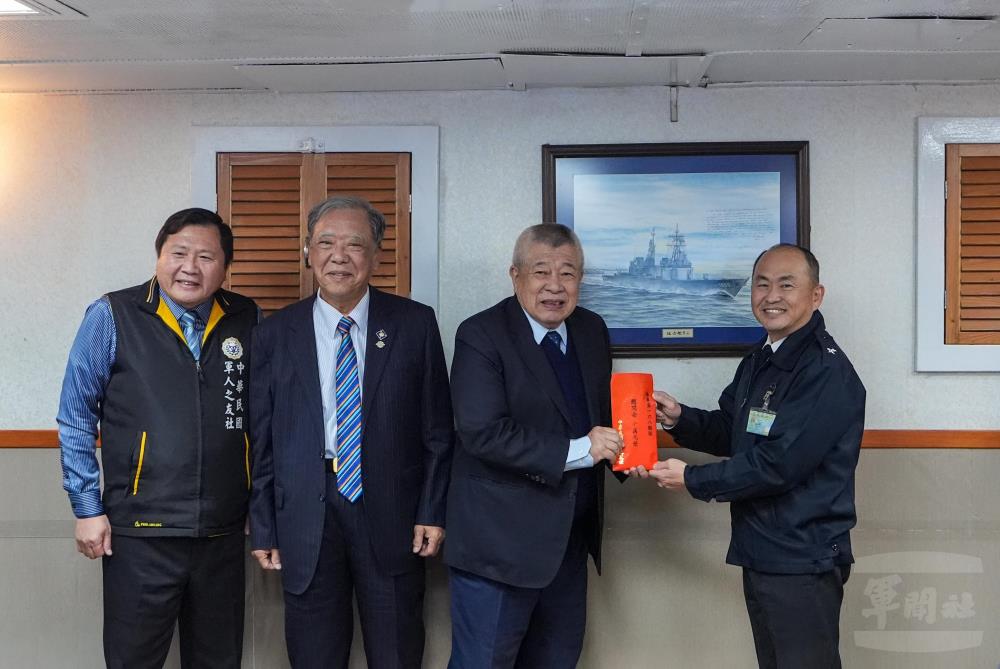 敬軍團隊向宜蘭地區駐軍致贈慰問金。（青年日報提供）