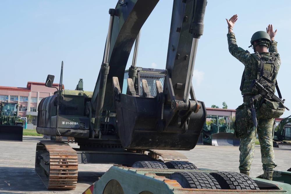 陸軍54工兵群官兵實施挖土機上板作業。(第四作戰區提供)