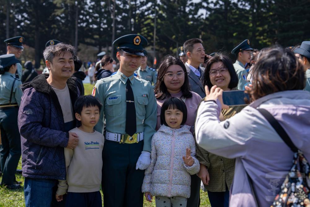 參加典禮的家屬與子女合影。（軍聞社記者尤昱翔攝)