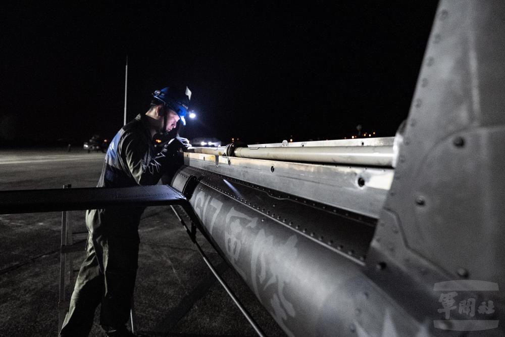 機工長逐項檢查機體結構、傳動及飛控組件。（軍聞社記者林庭暉攝）