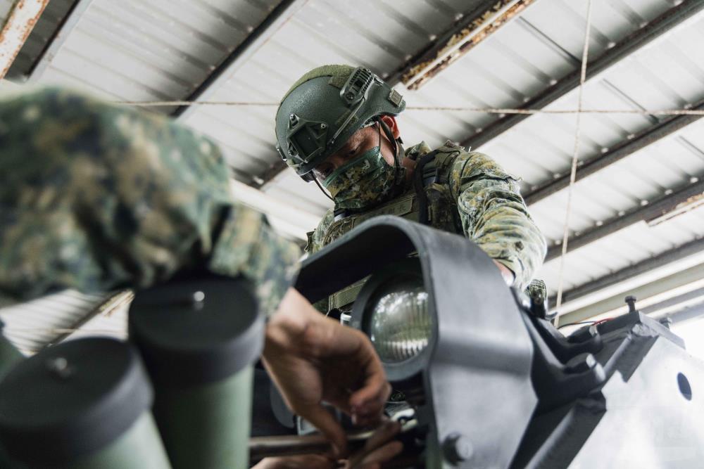 官兵執行車輛檢查。（軍聞社記者李恬恬攝）