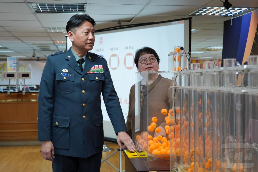 辛財務長開出本次頭獎號碼。（軍聞社記者陳傳奇攝）