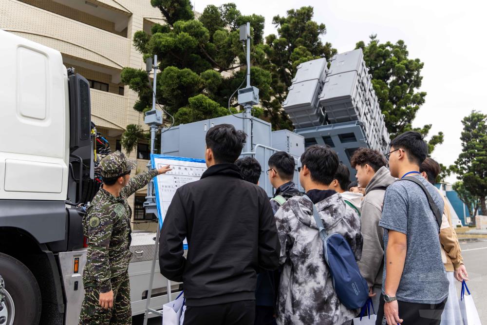 由陸戰隊官兵介紹機動飛彈發射車。（軍聞社記者蔡枋澐攝）