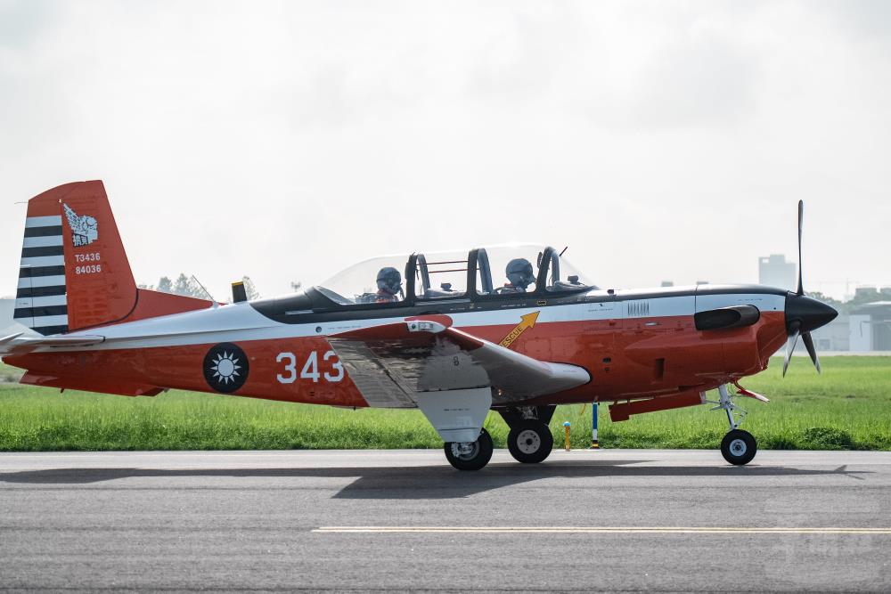 T-34C教練機順利完成復飛任務後返場。（軍聞社記者林庭暉攝）