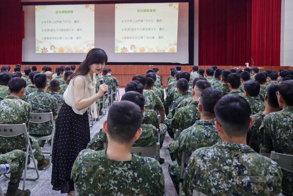心輔員卓玟綺透過互動研討，引導官兵學習情緒覺察技巧。（58砲指部提供）