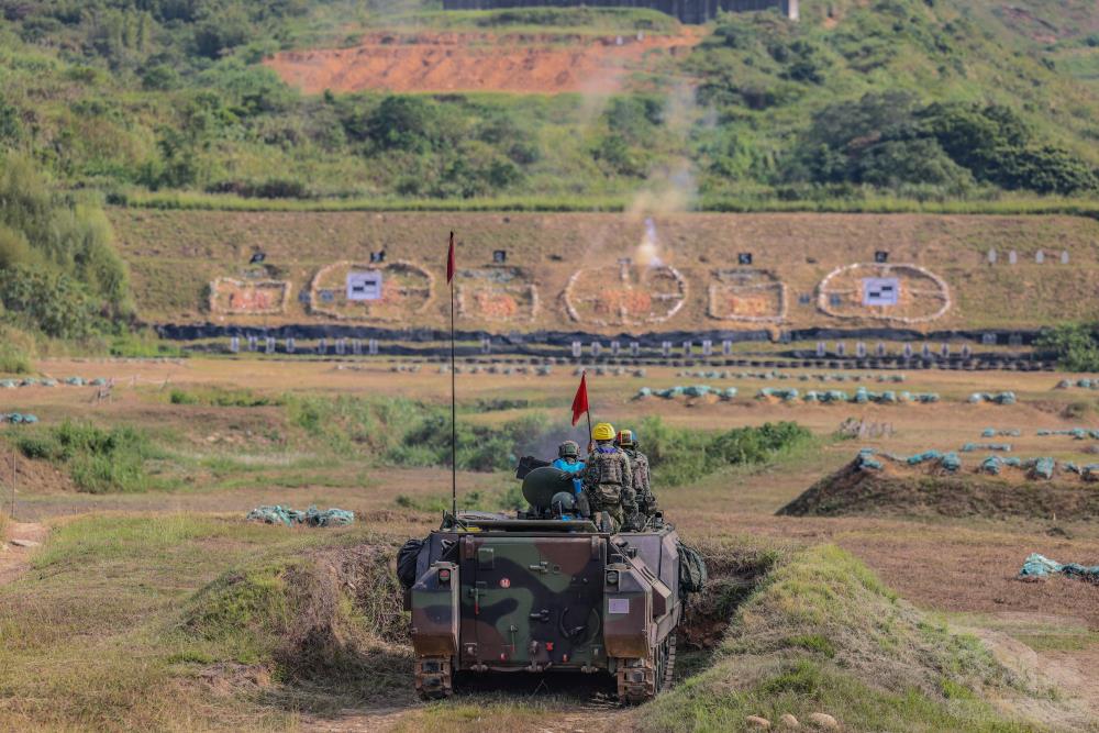 CM21裝甲運兵車實施射擊。(青年日報提供) CM21裝甲運兵車實施射擊。(青年日報提供)