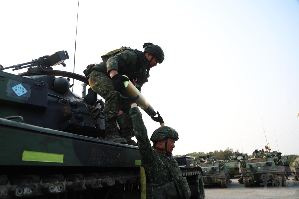 官兵熟練執行各項任務；圖為彈藥搬運。（軍聞社記者林澤廷攝）