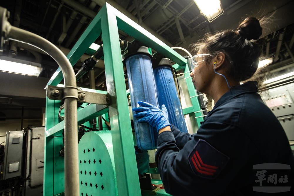 官兵針對RO造水機實施保養。（軍聞社記者王茗生攝）