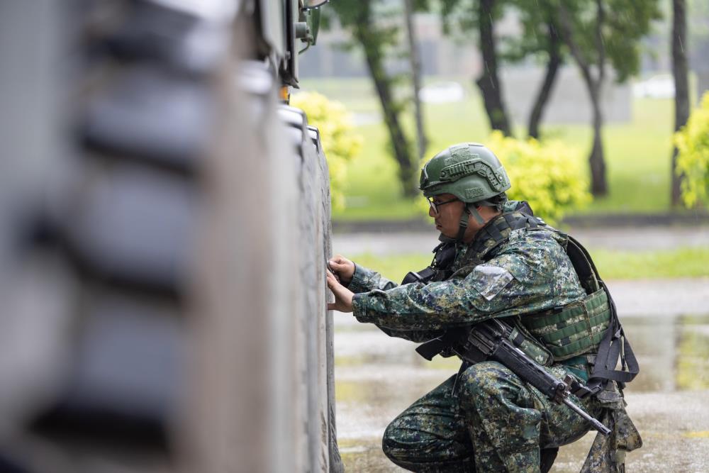 官兵檢查車輛胎壓。（軍聞社記者吳柏融攝）