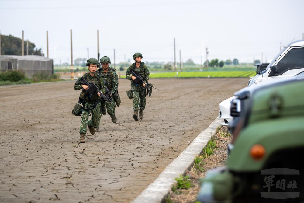官兵於雲林地區實施防禦陣地接敵演練。(軍聞社記者王進福攝) 官兵於雲林地區實施防禦陣地接敵演練。(軍聞社記者王進福攝)