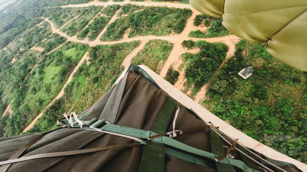空投物資準確於目標區著陸。(軍聞社記者文仁攝)
