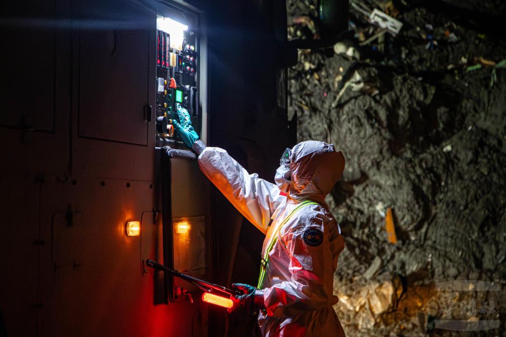 第三作戰區化學兵部隊6日夜間出動MD-105重型消毒車實施消毒作業。（軍聞社記者尤昱翔攝）