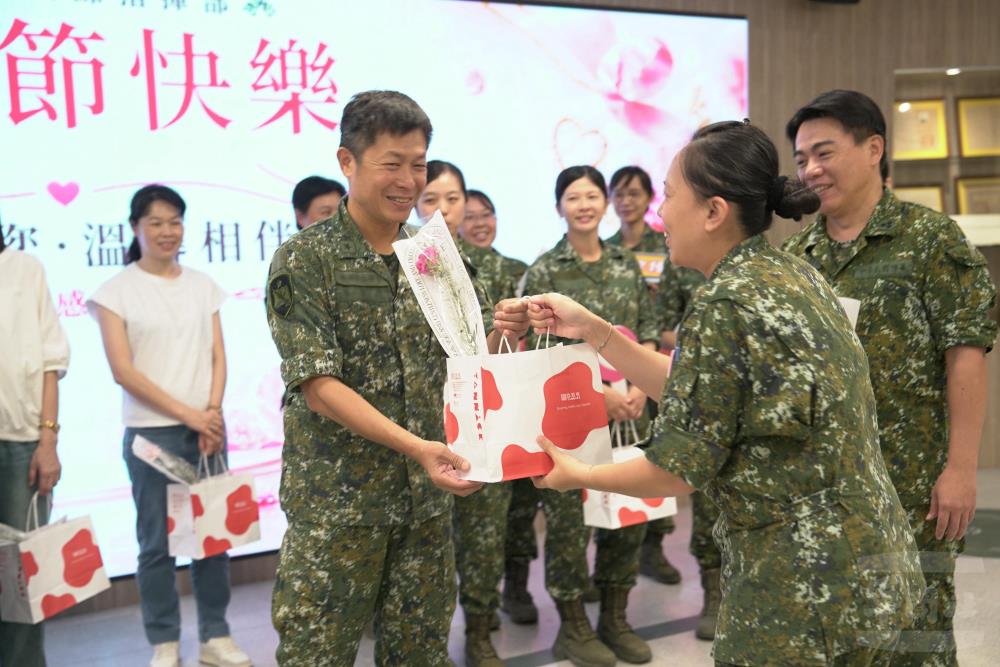 指揮官李少將頒贈母親節禮品。（砲訓部提供）