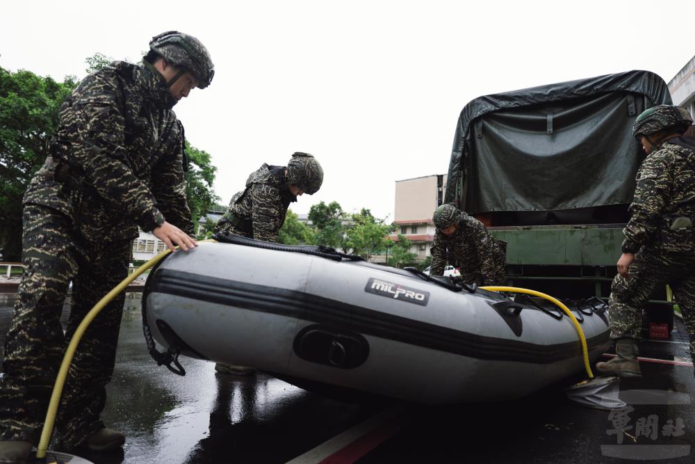 官兵抵達待命位置後檢整裝備。（軍聞社記者文仁攝）